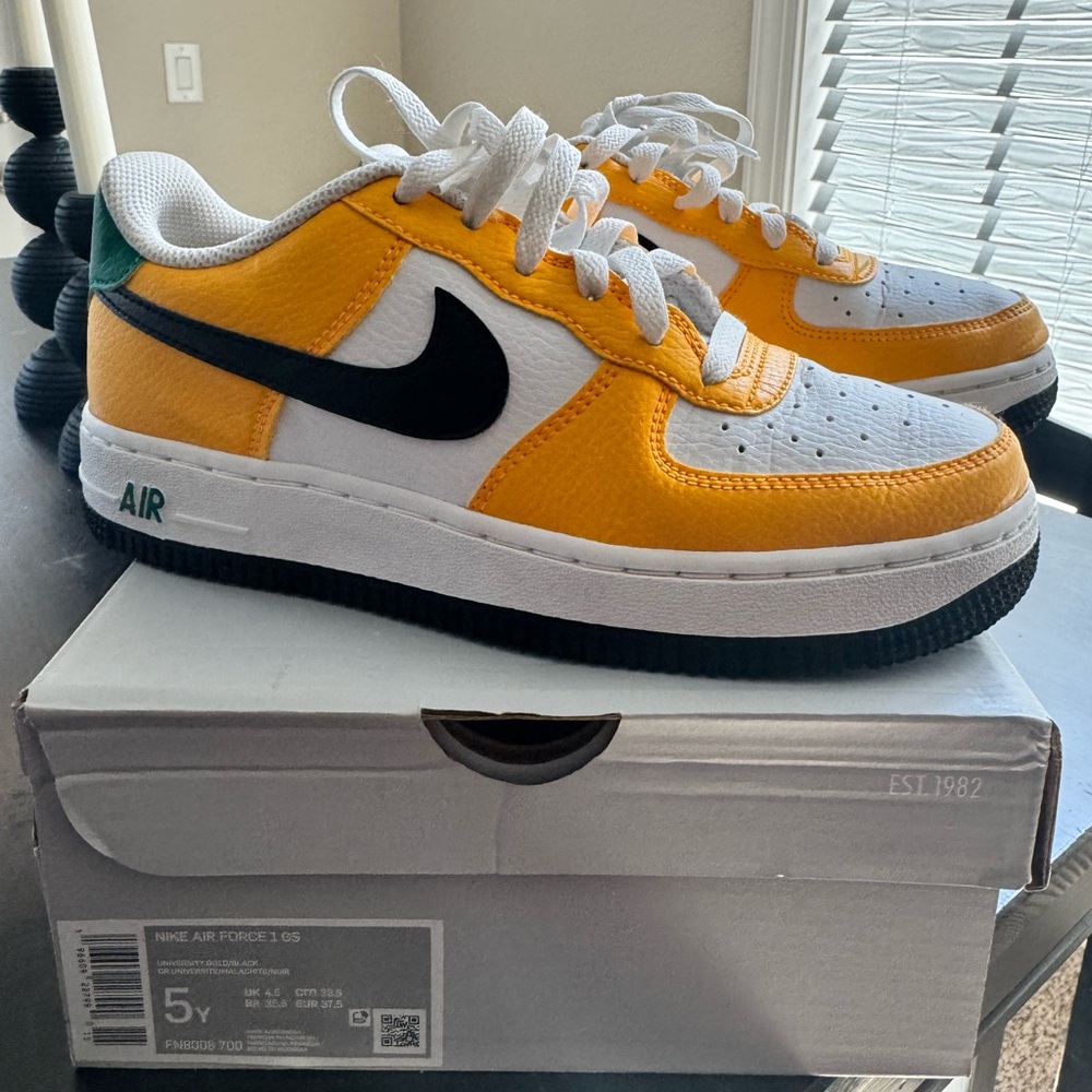 NIKE BIG KIDS AIR FORCE 1 GS (UNIVERSITY GOLD / BLACK-MALACHITE)